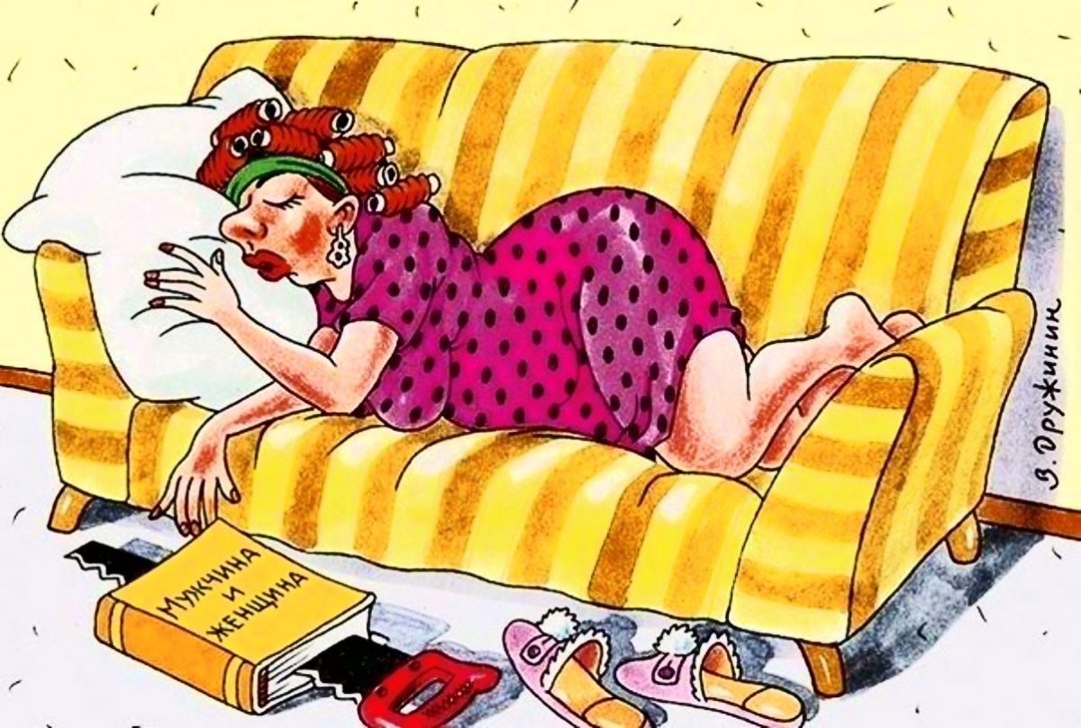 Взрослая дама на диване светит розовой мандой