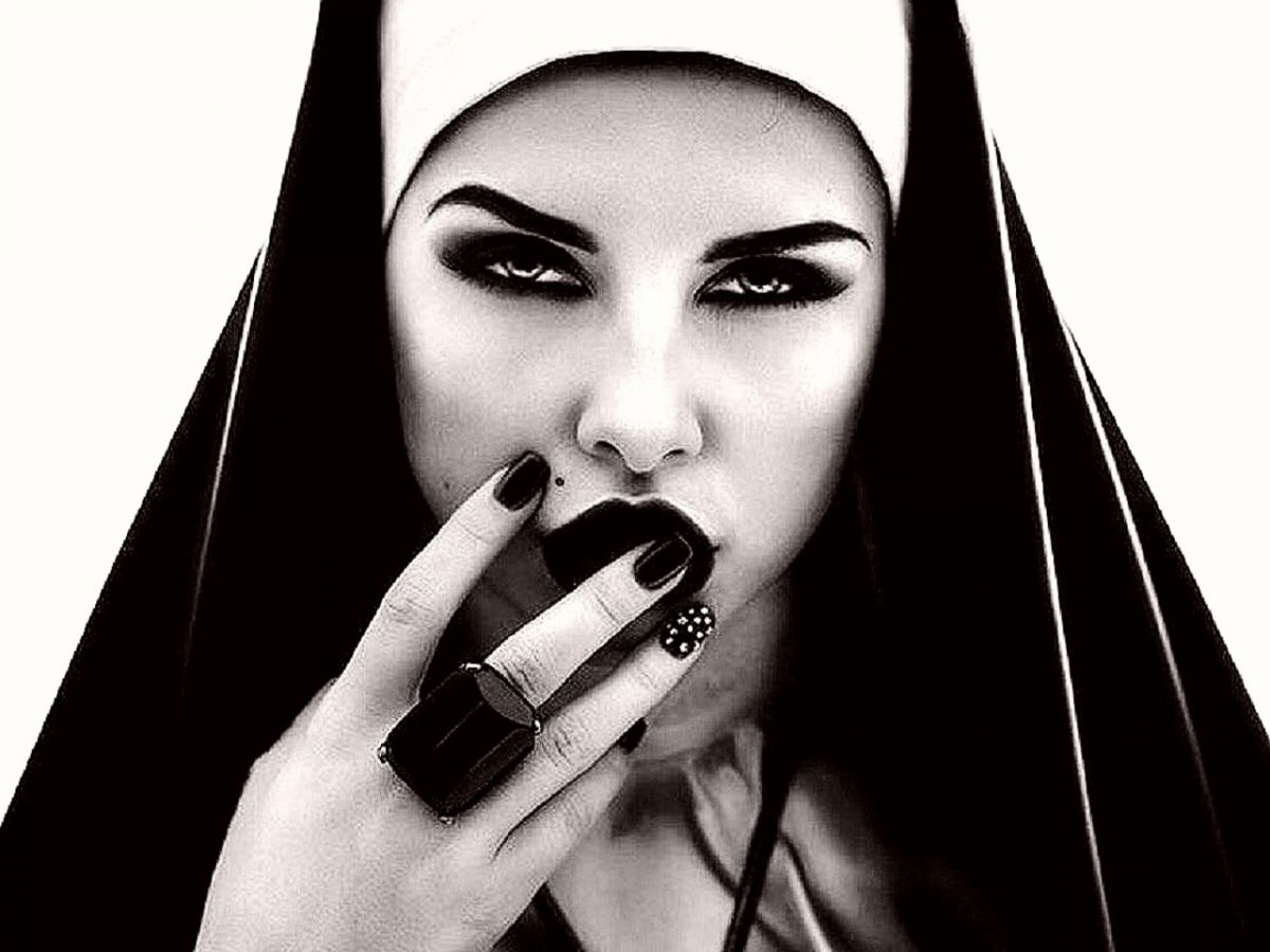 Фото монашка с крестом у губ