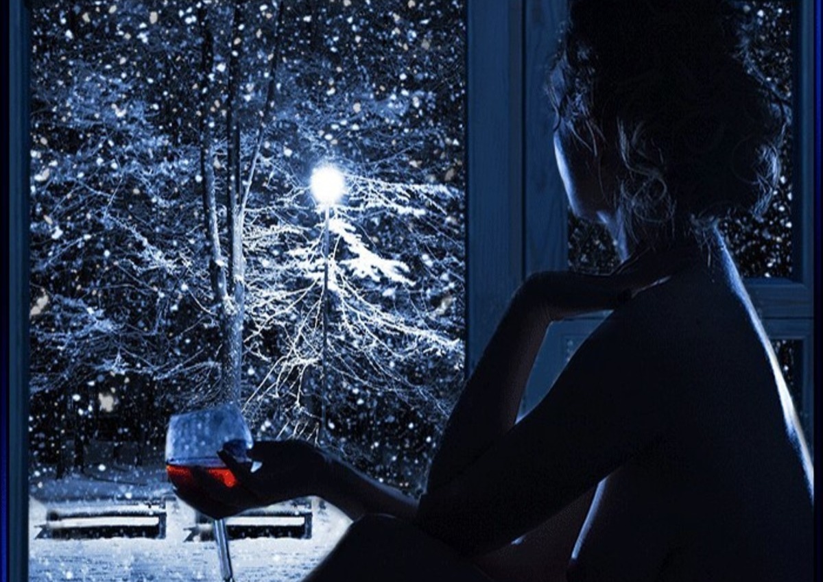 Песня поговори в полночной тишине. Девушка и снег за окном. Зимний вечер у окна. Зима за окном. Окно зимой.