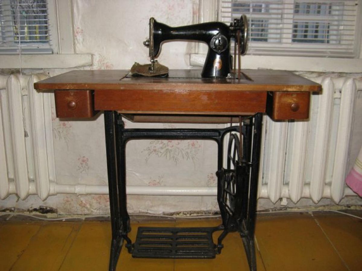 старая швейная машинка с тумбой