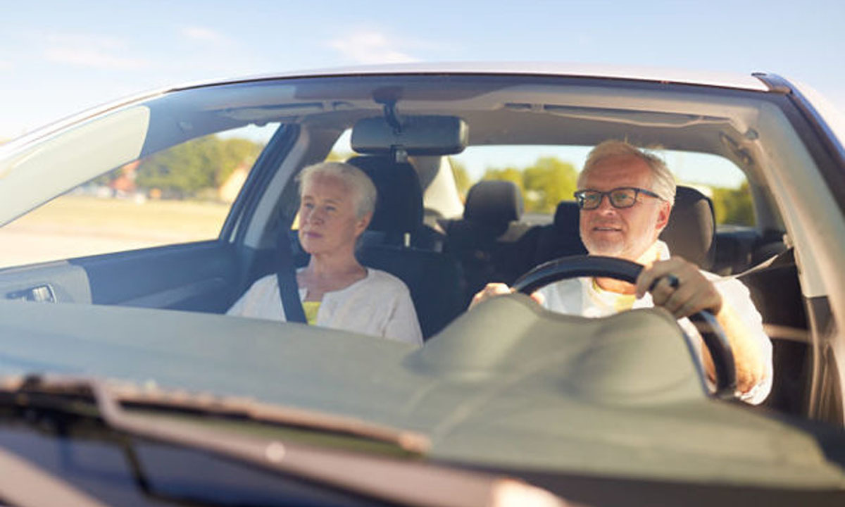 Пожилые люди в авто романтика