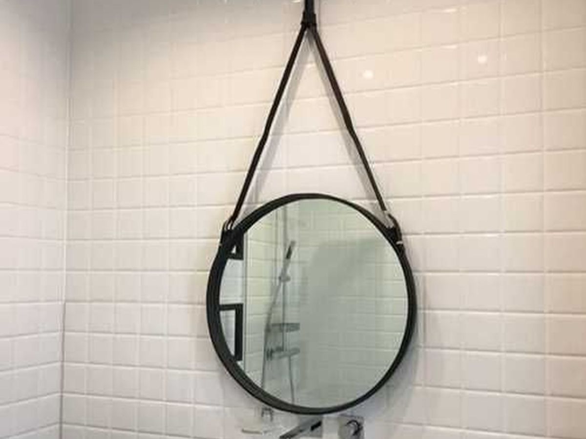 Зеркало на ремне в ванной