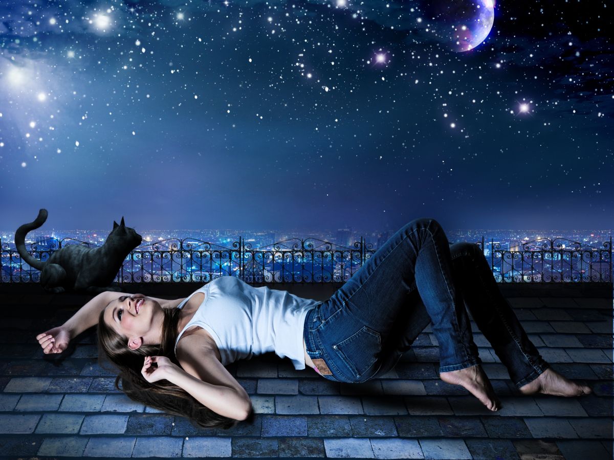 Фото девушки смотрящей на звездное небо