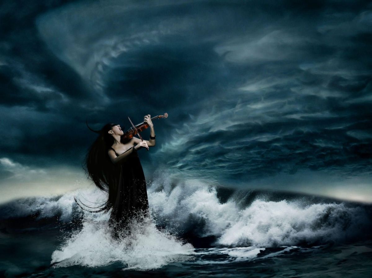 В душе ее вздымались волны. Бушующее море. Девушка и шторм. Море шторм. Бушующее море и человек.