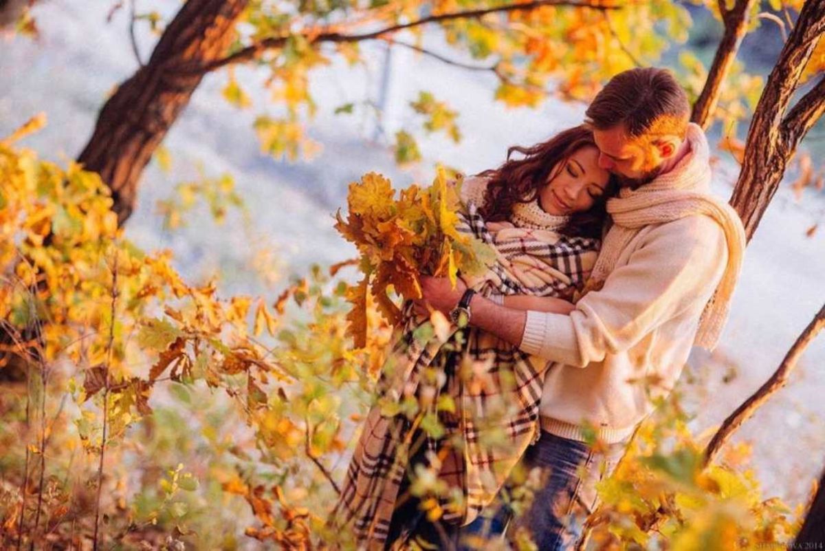 Время года любишь. Осень влюбленные. Осенняя любовь. Влюбленные осенью. Мужчина и женщина осень.