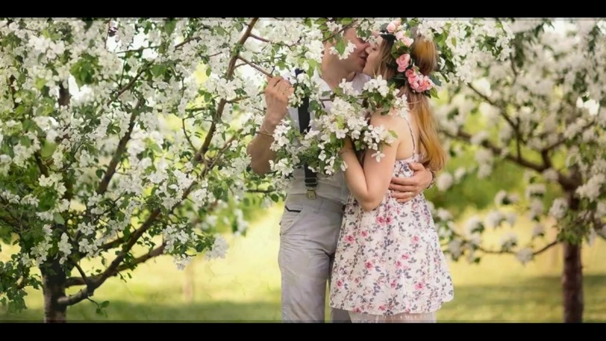 Парень и девушка в цветущем саду